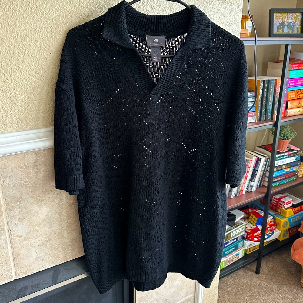 Men’s patterned black collared tee size small